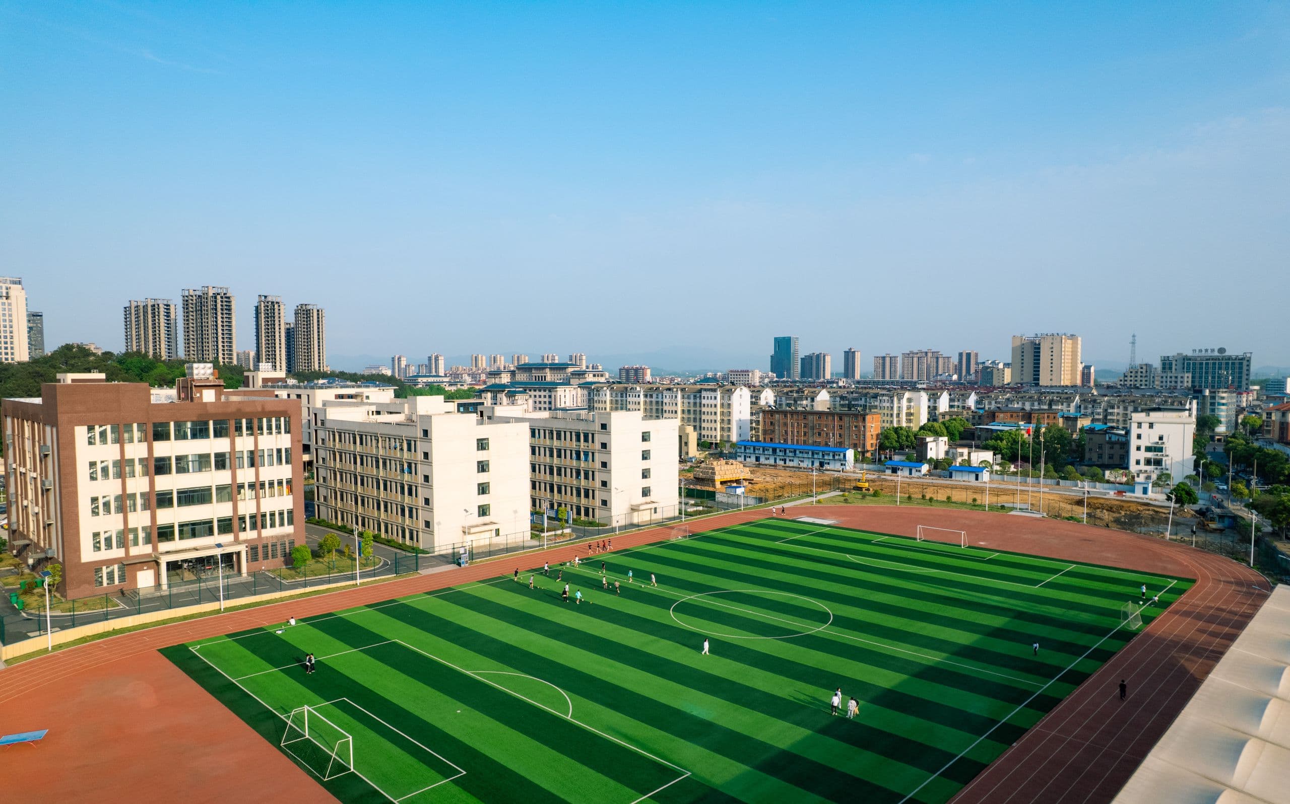 학교 운동장과 체육 시설을 위에서 내려다본 모습